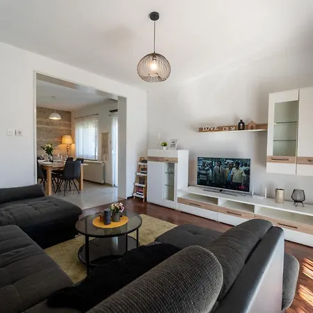 Apartman House Saraden *