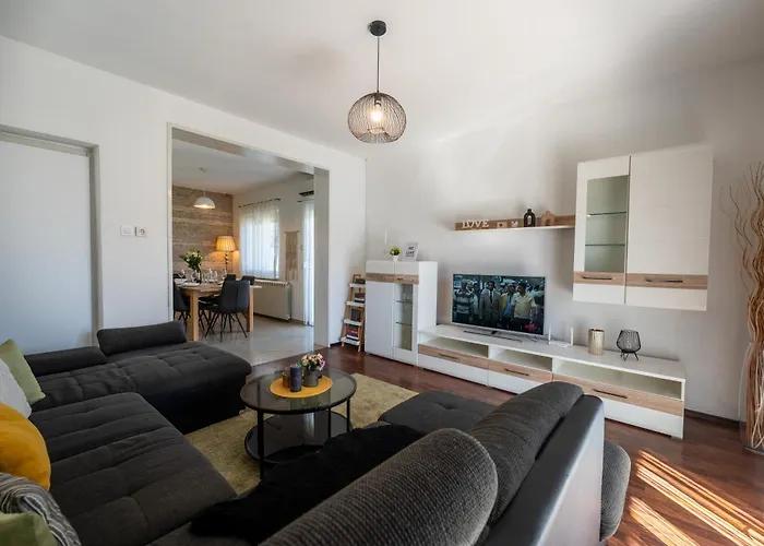 דירה House Saraden *