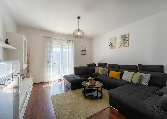 דירה House Saraden *