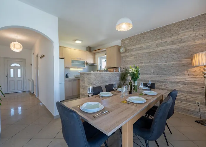 House Saraden דירה זאדאר